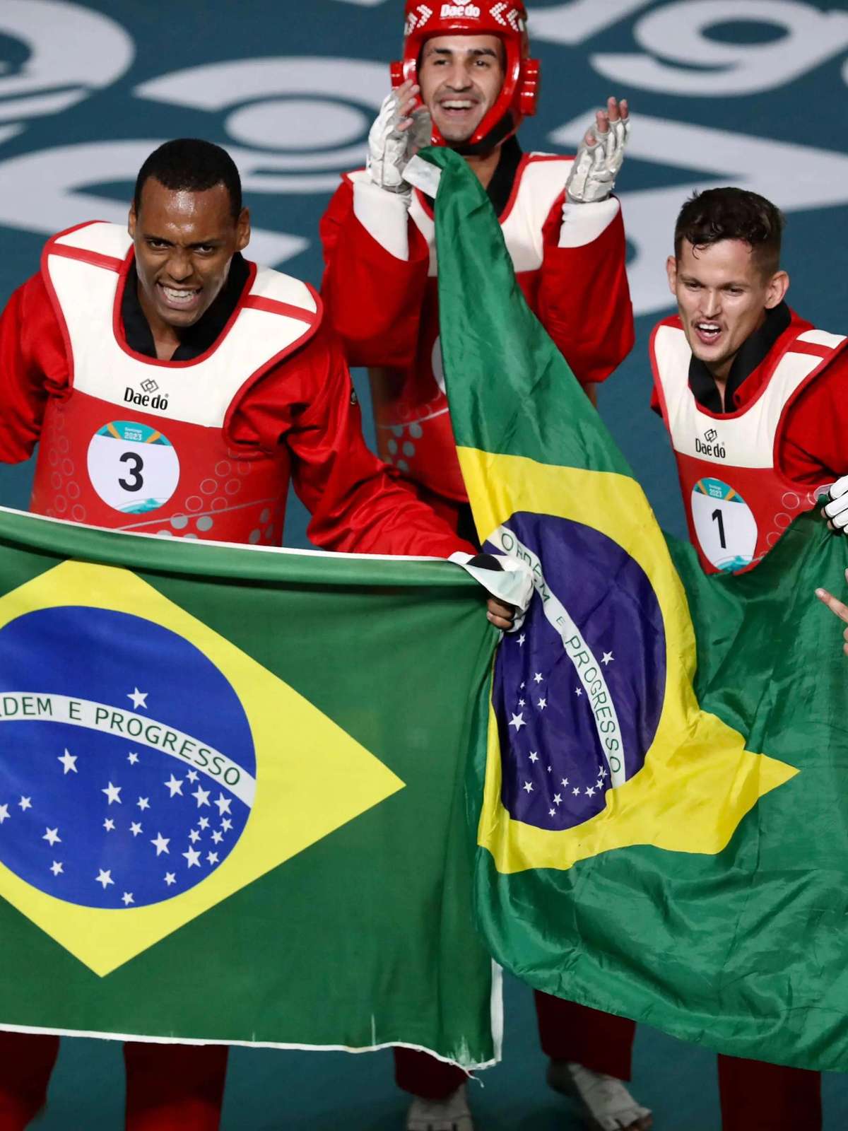 De forma heroica, Brasil conquista ouro e bronze por equipes no
