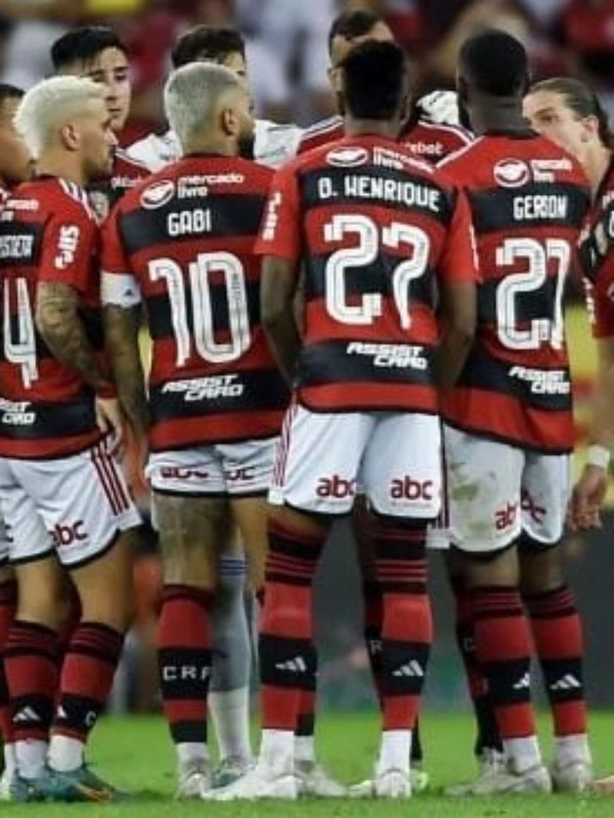 Torcedores do Santos não perdoam dupla após empate: 'Podem ir embora hoje'  - Lance!