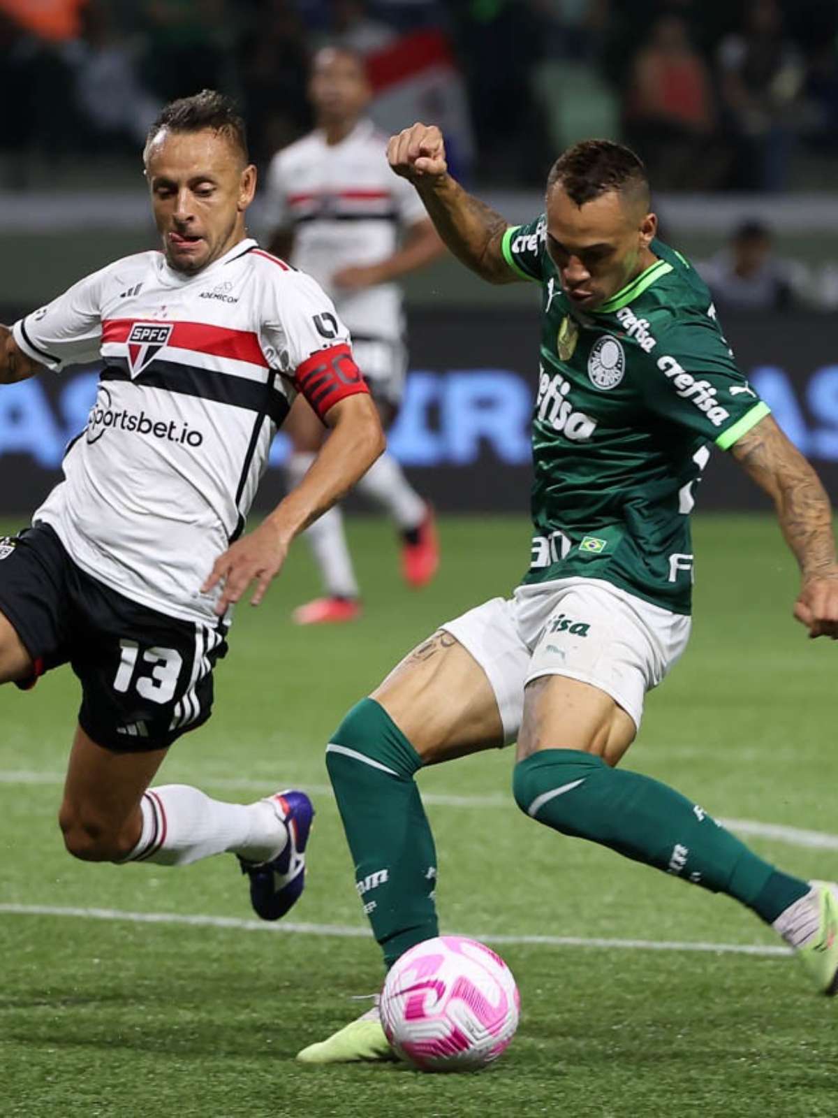 Futuro substituto do Rafinha? São Paulo tem lateral-direito na