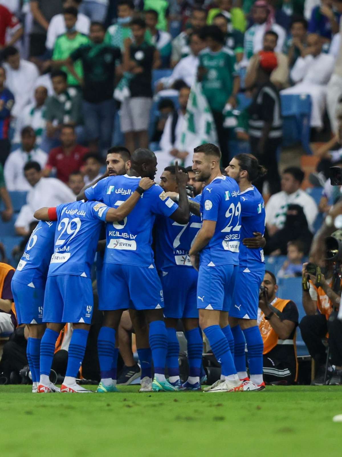 Al-Hilal bate Al-Ahli em jogo com lambança de brasileiro e show de sérvios