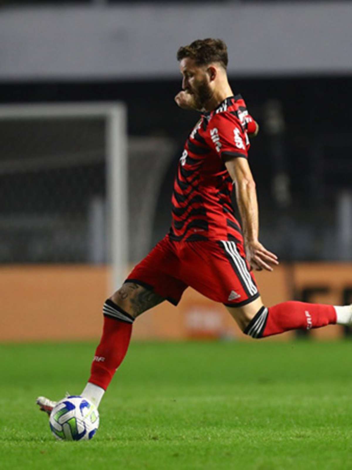 Léo Pereira é relacionado para jogo entre Flamengo e Santos