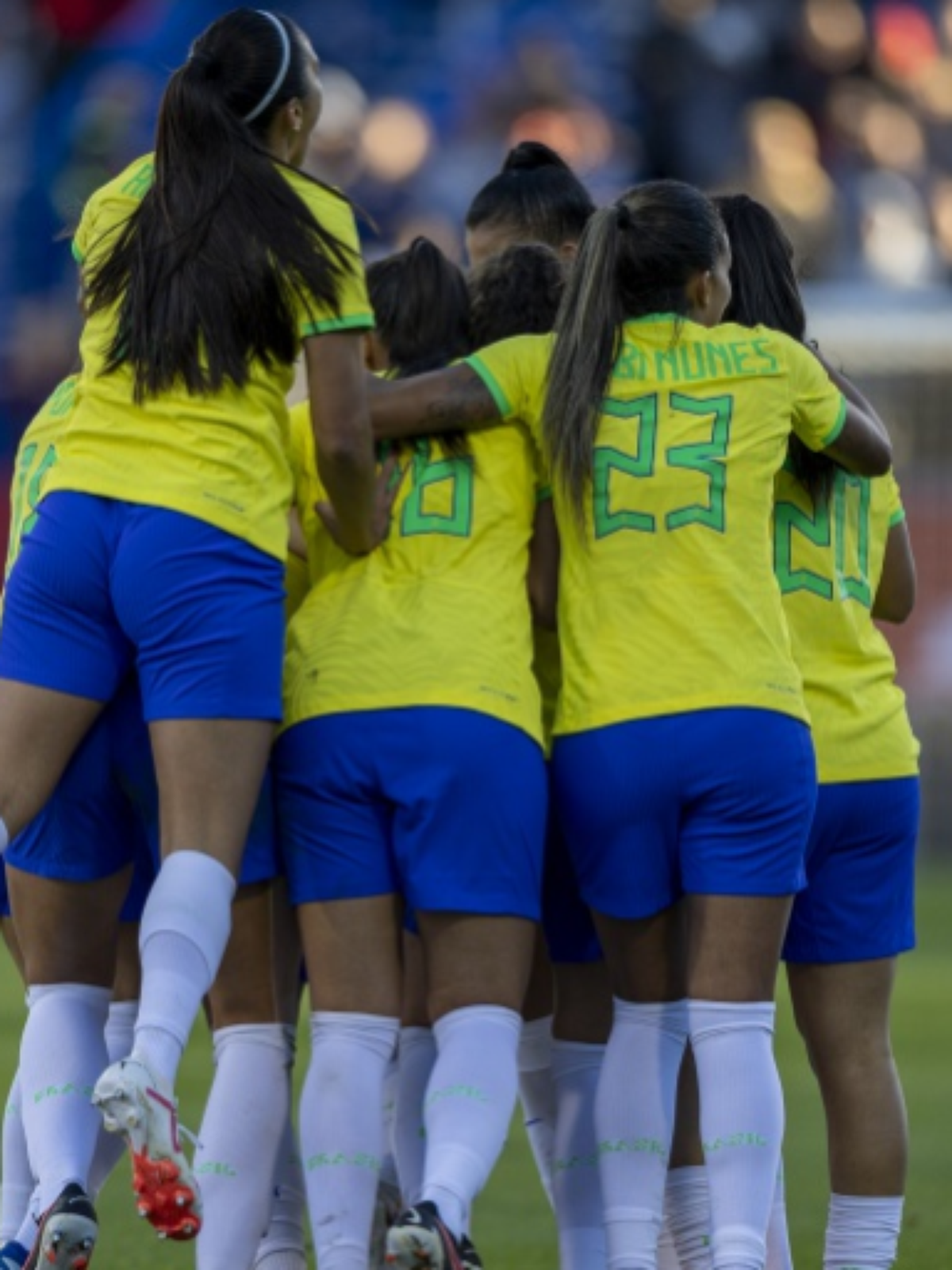 Brasil bate o Canadá de virada e fatura torneio de futebol feminino pela  sexta vez