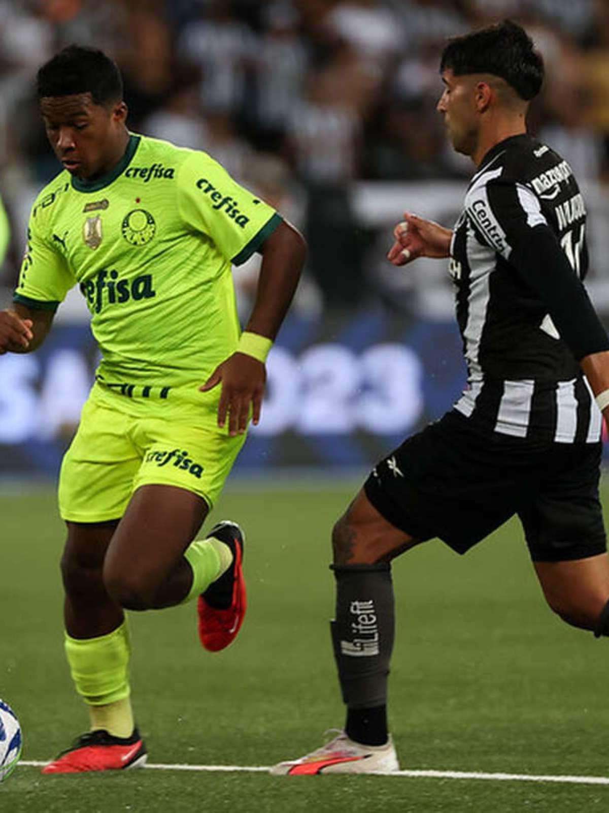 Árbitro estende jogo até Botafogo empatar e é agredido em campo