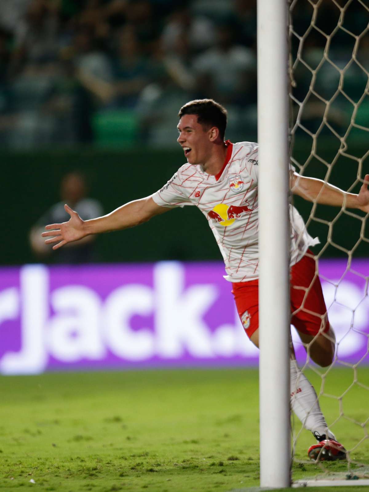 Flamengo vence o Bragantino, volta ao G-4 e mantém briga por título do  Brasileirão - Lance!