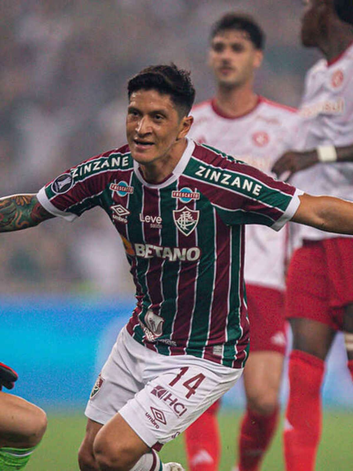 Cano decide e Fluminense supera São Paulo no Maracanã