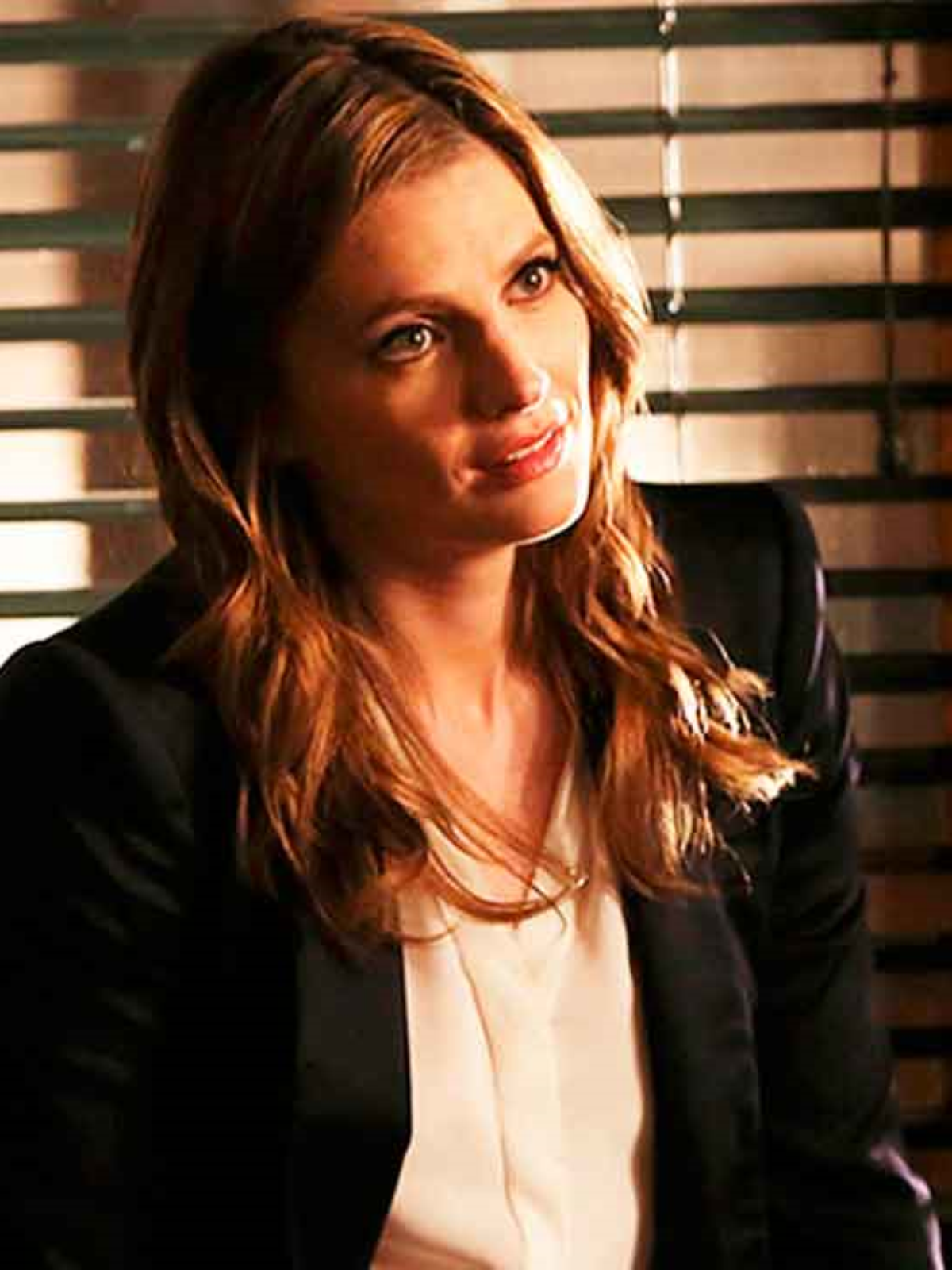 Stana Katic venceu 125 atrizes para conseguir o papel de Beckett com uma  tesoura na mão: 