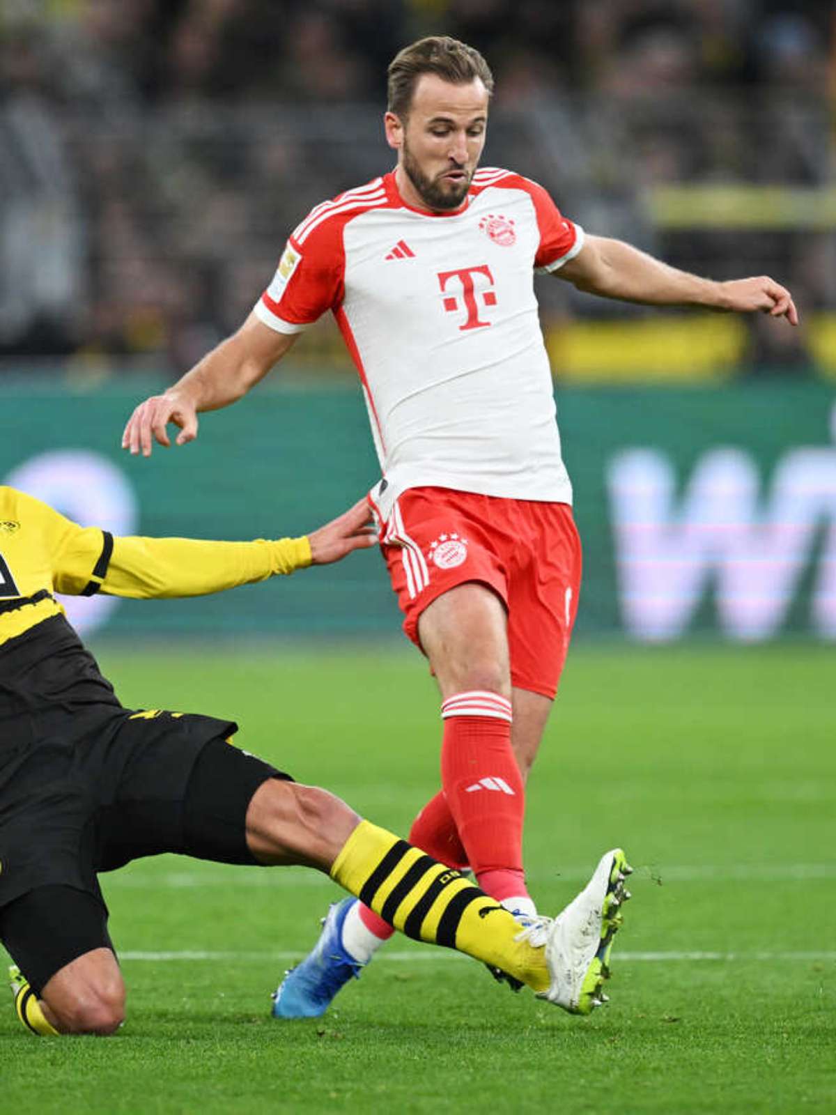 Bayern goleia na visita ao Dortmund com hat-trick de Kane; Leverkusen segue  líder - Folha PE