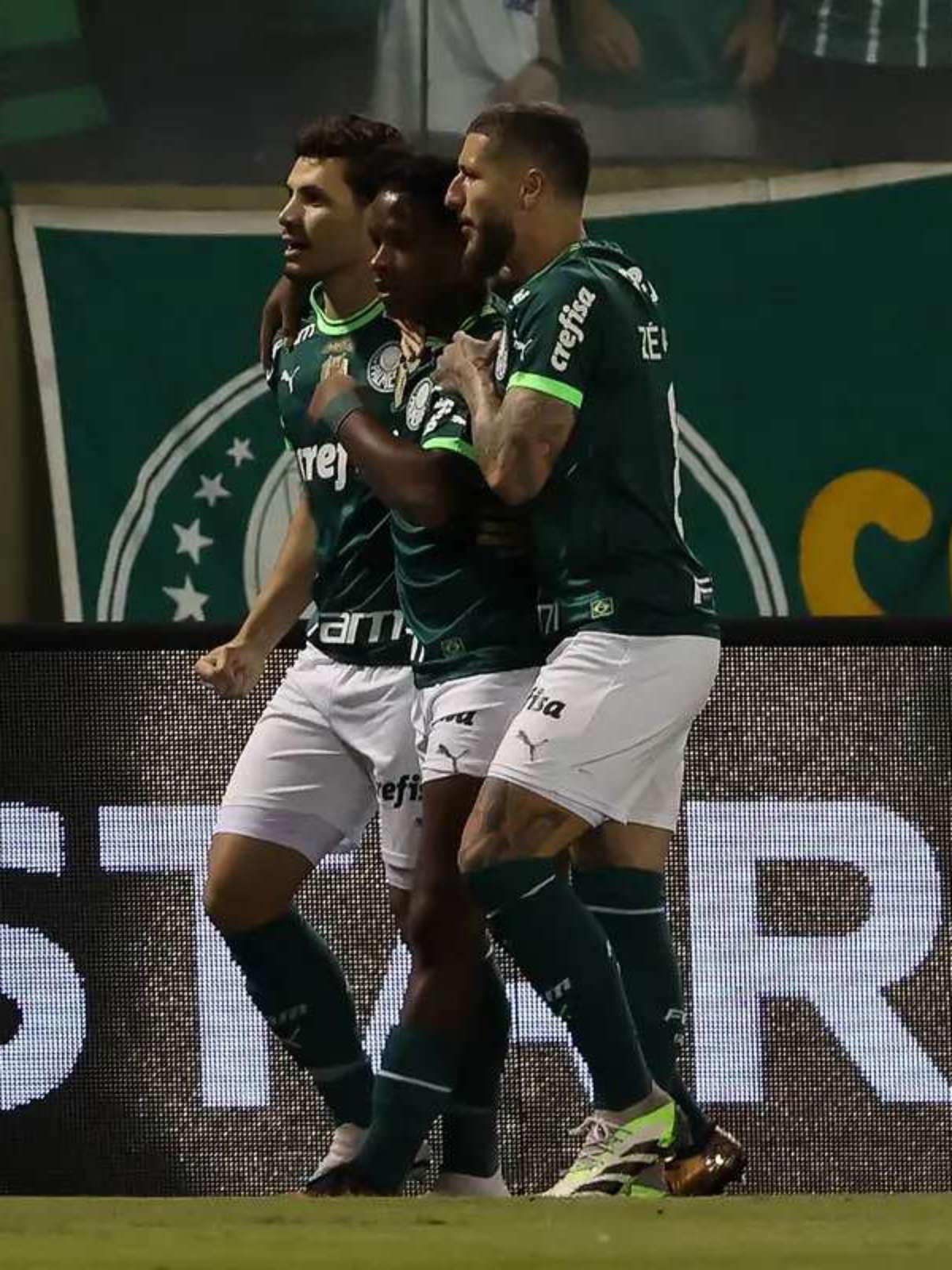 primeiro e único a ganhar 2 Brasileirão com apenas 17 anos! esse mlk é