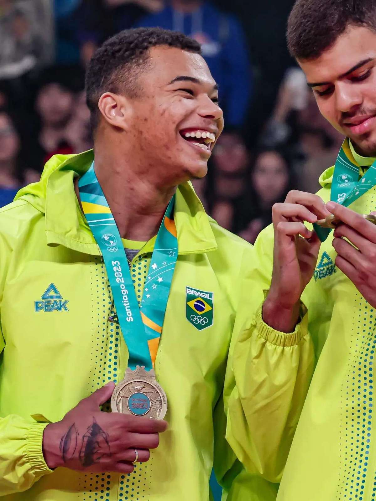 Medalha 200: Brasil bate Chile, ganha ouro no futebol e encerra tabu