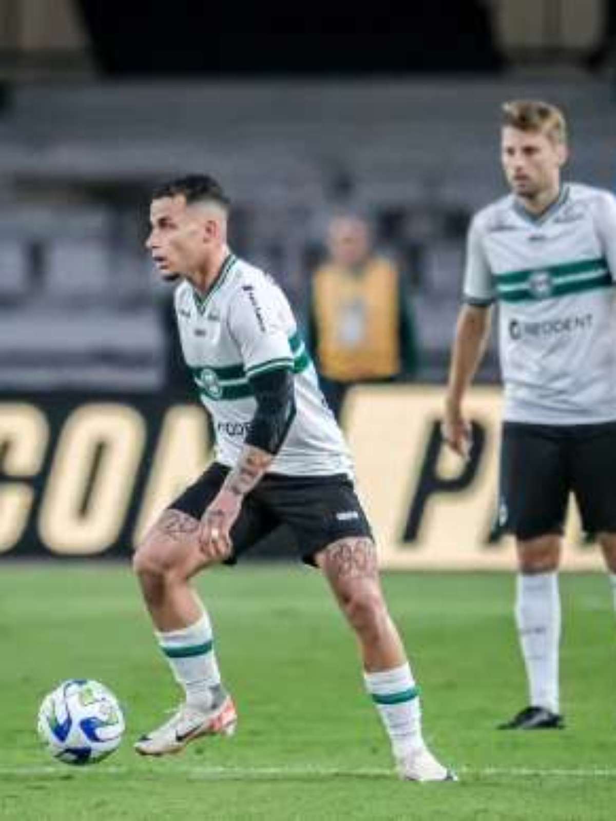 Goiás vence Coritiba e respira na luta contra o rebaixamento no