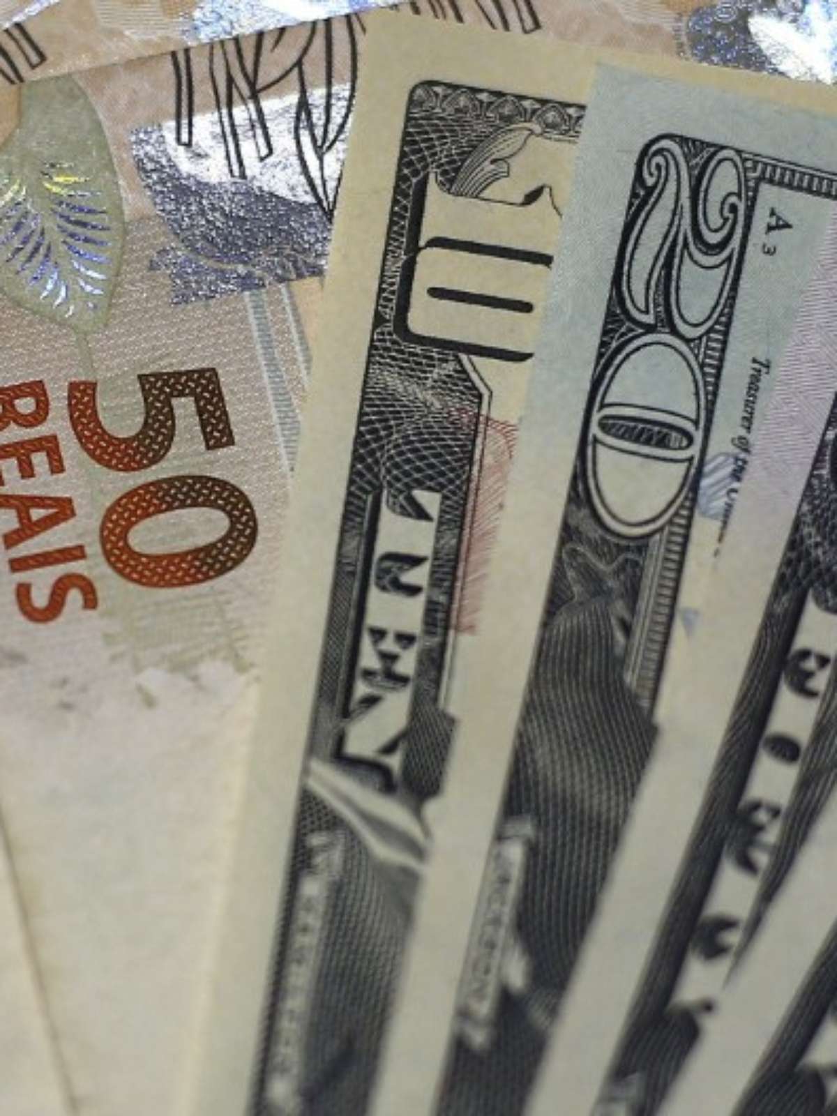 Dólar fecha em alta de 0,90%, a R$ 2,23