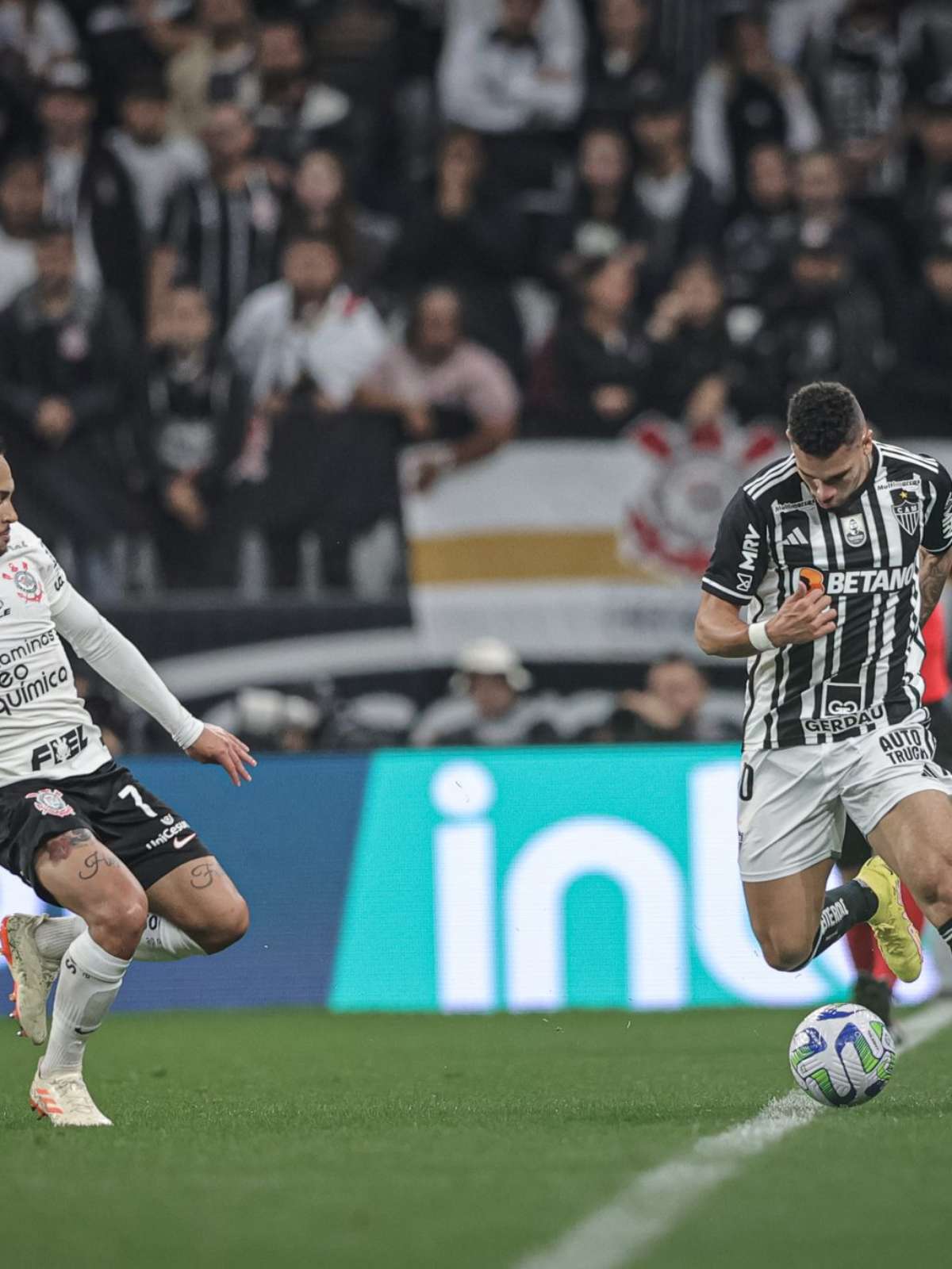 Técnico do Corinthians comenta troca de posição entre Wesley e