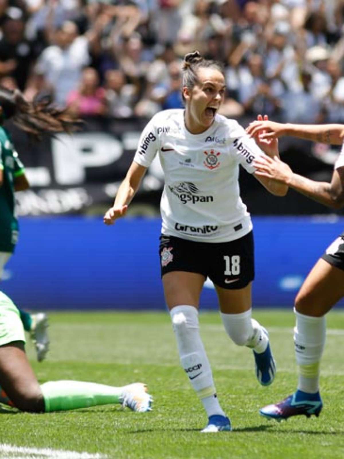 Corinthians atropela Palmeiras com 8 a 0 e vai à final do