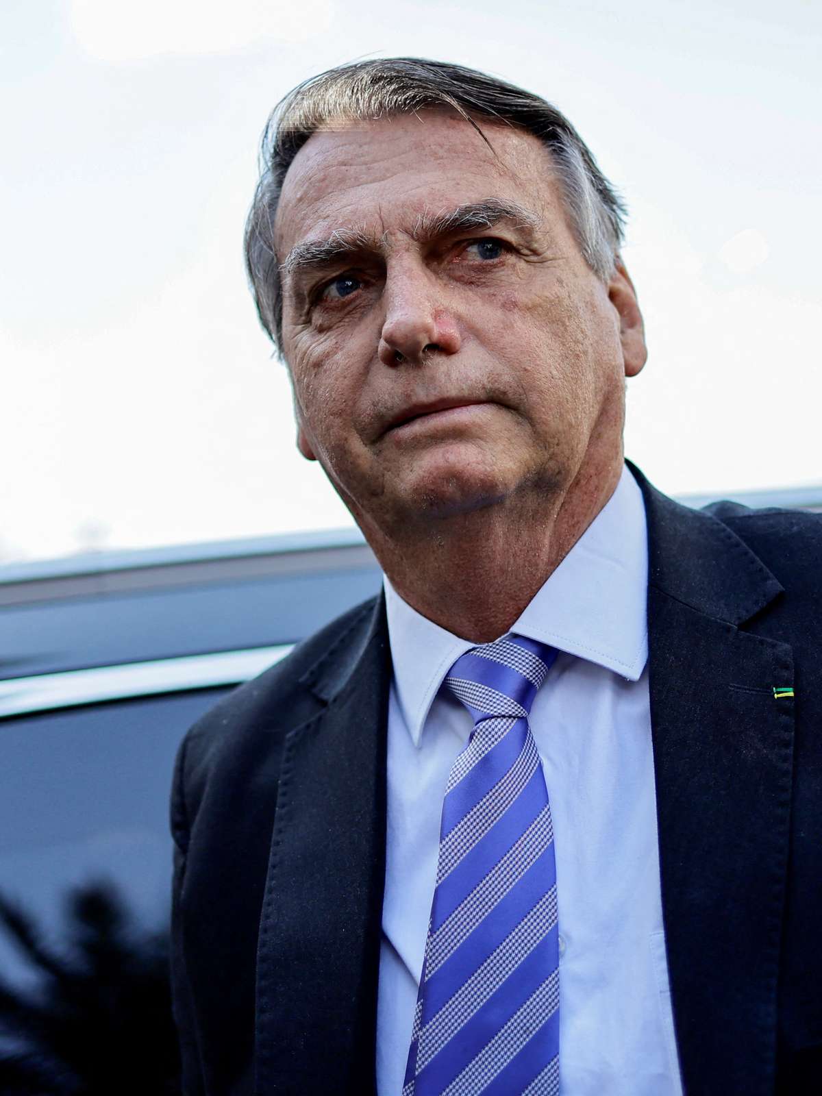 Eduardo Bolsonaro compartilha notícia antiga sobre coronavírus e é