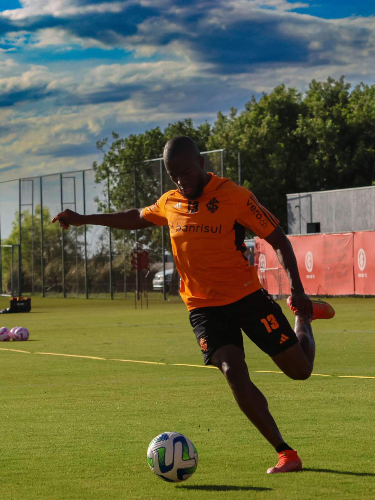 2022-10-13 Treino do Internacional no CT Parque Gigante. F…