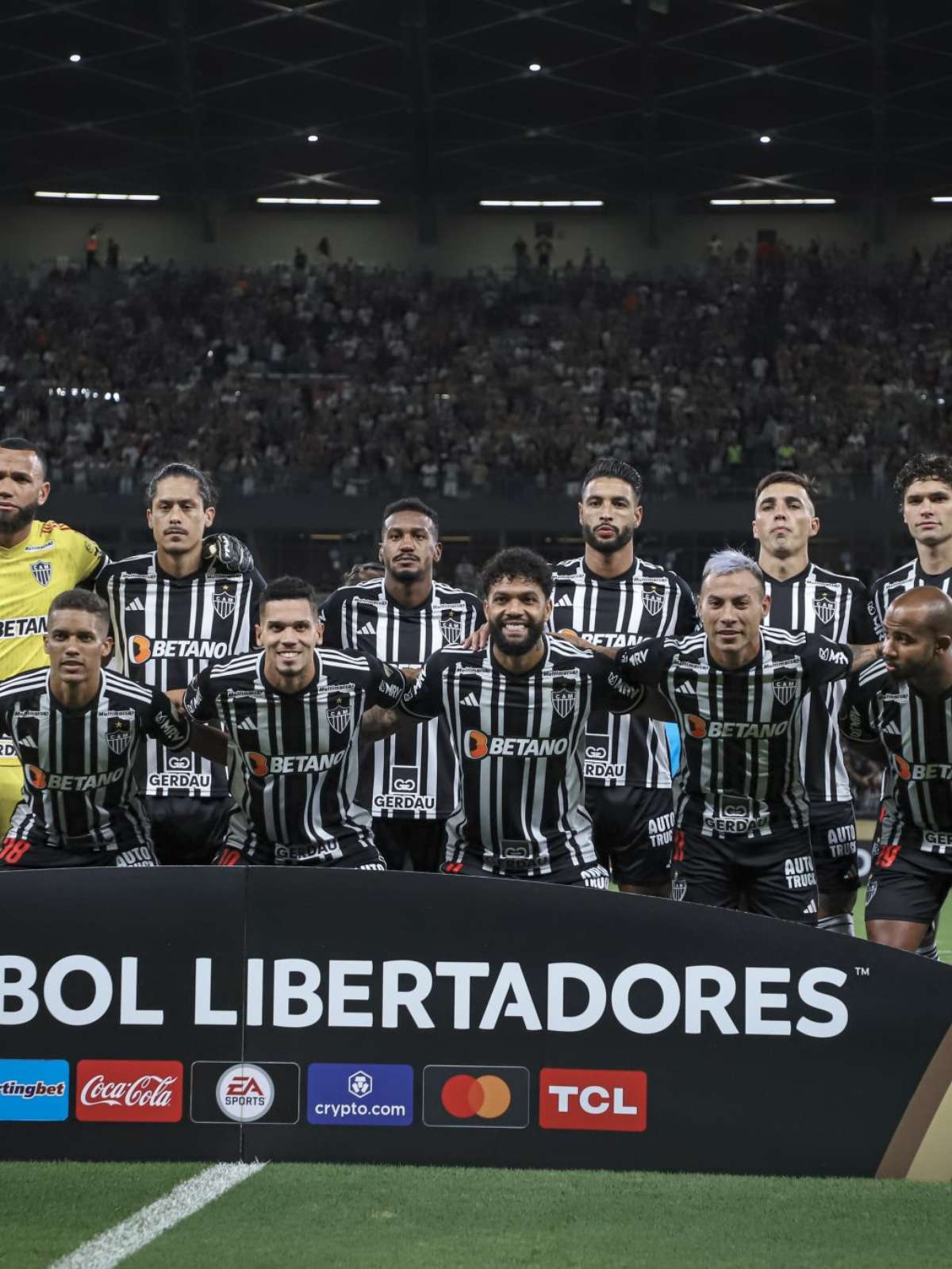 Libertadores: Paulinho decide e Atlético-MG vence para continuar vivo