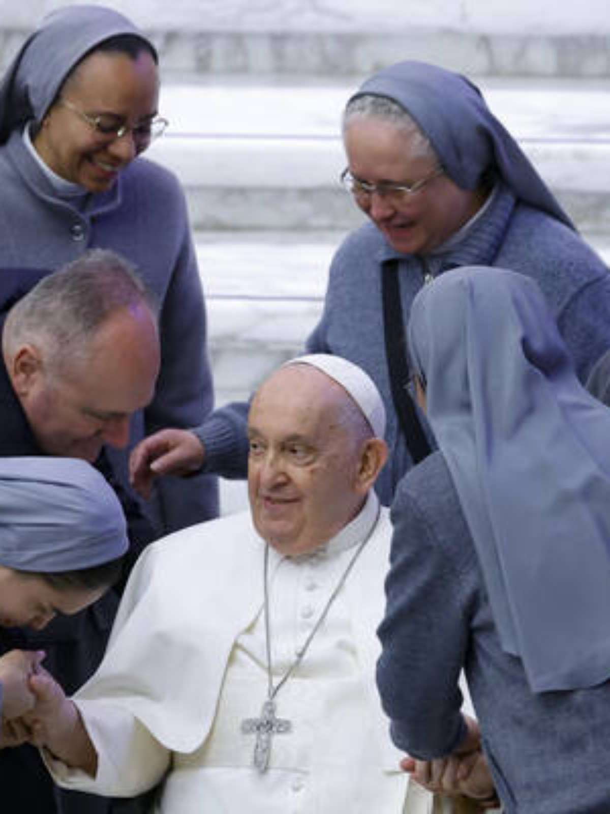 Papa Francisco diz que está com bronquite aguda infecciosa e pede orações