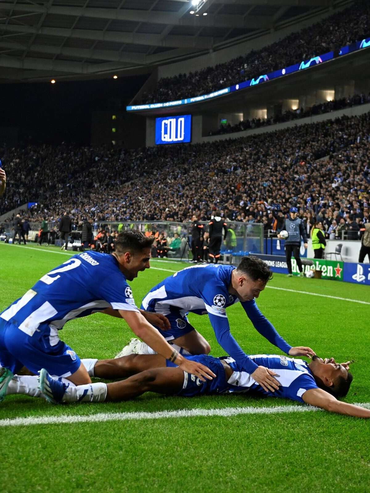 Com dois gols de Galeno, Porto estreia na Champions com vitória