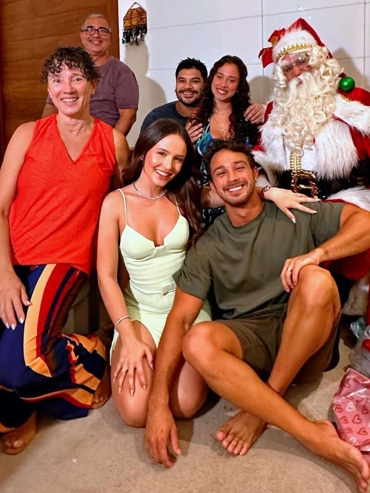 Rompida com os pais, Larissa Manoela passa Natal com família do marido