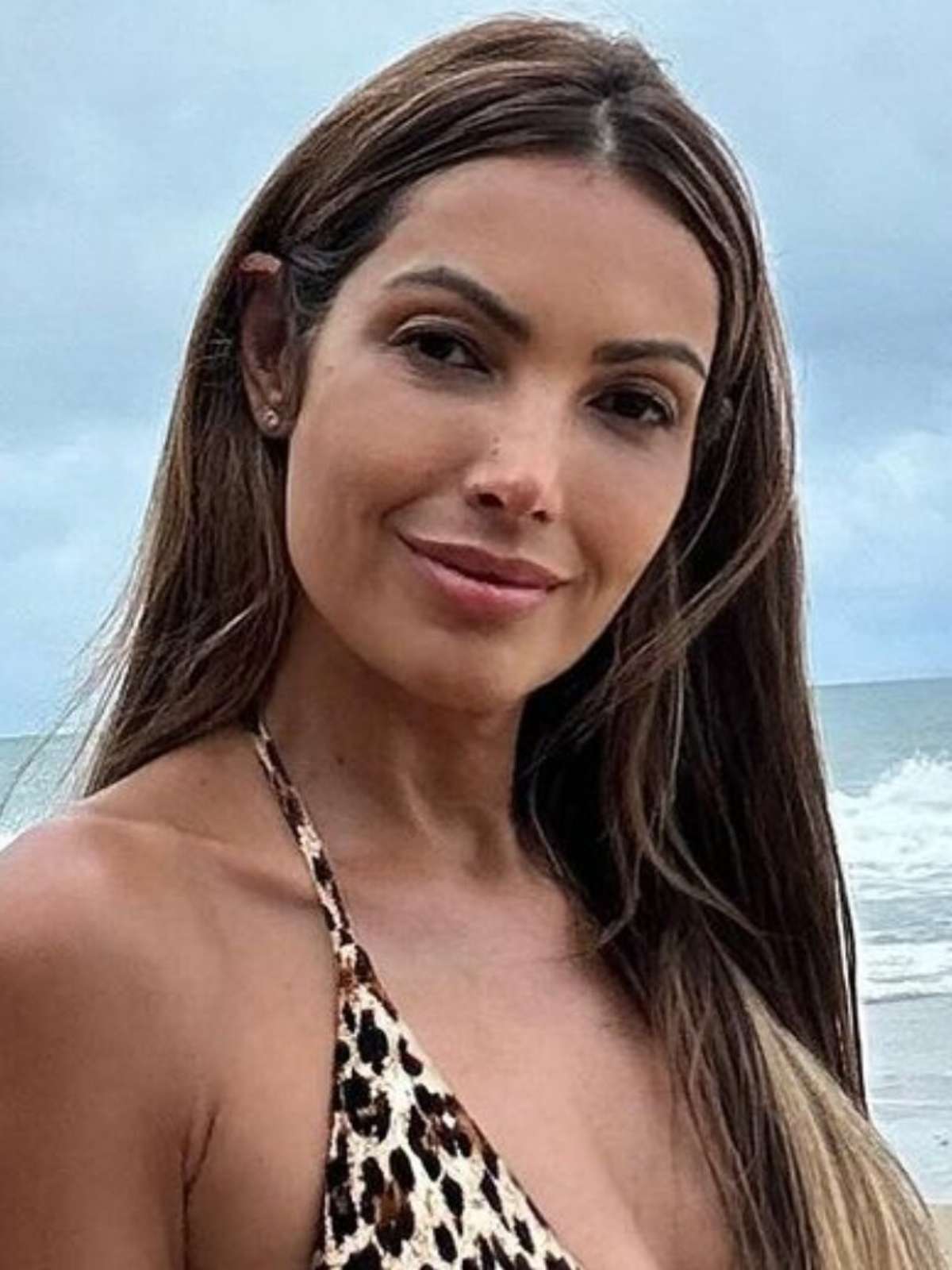 Patrícia Poeta impressiona ao surgir em fotos inéditas de biquíni na praia