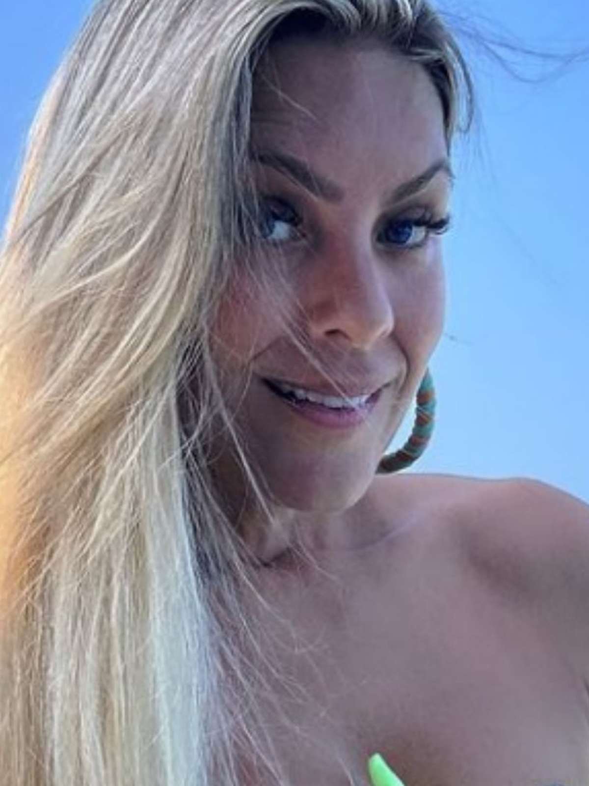 Renata Fan surpreende ao surgir em foto rara de biquíni na praia