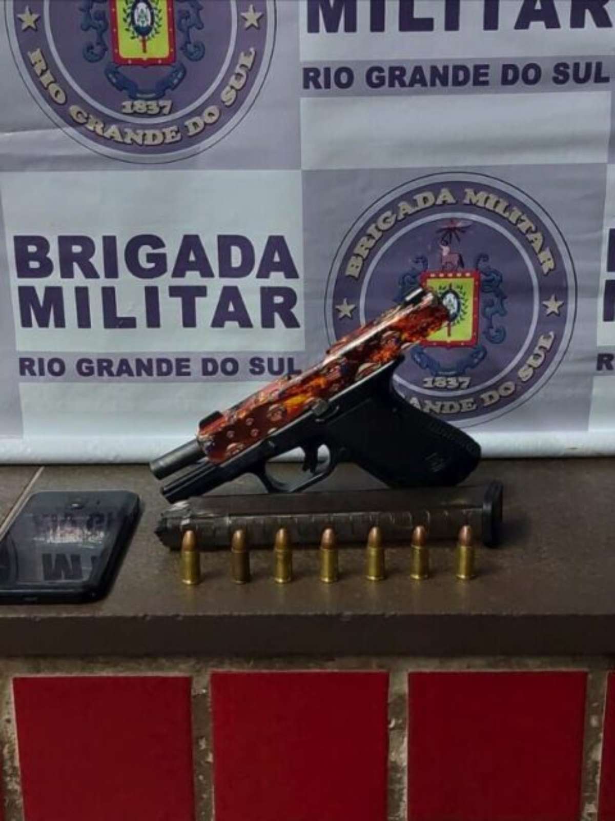 Troca de tiros entre grupo armado e Brigada Militar deixa homem ferido em Porto  Alegre