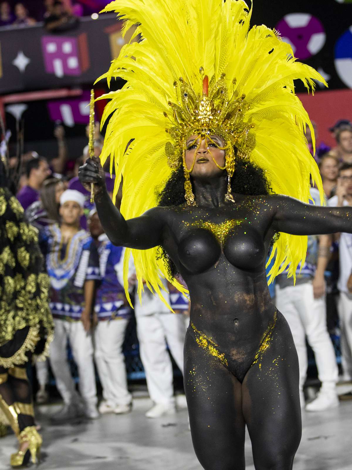 Cadê a fantasia? Rainha de bateria da Portela desfila só com o corpo pintado