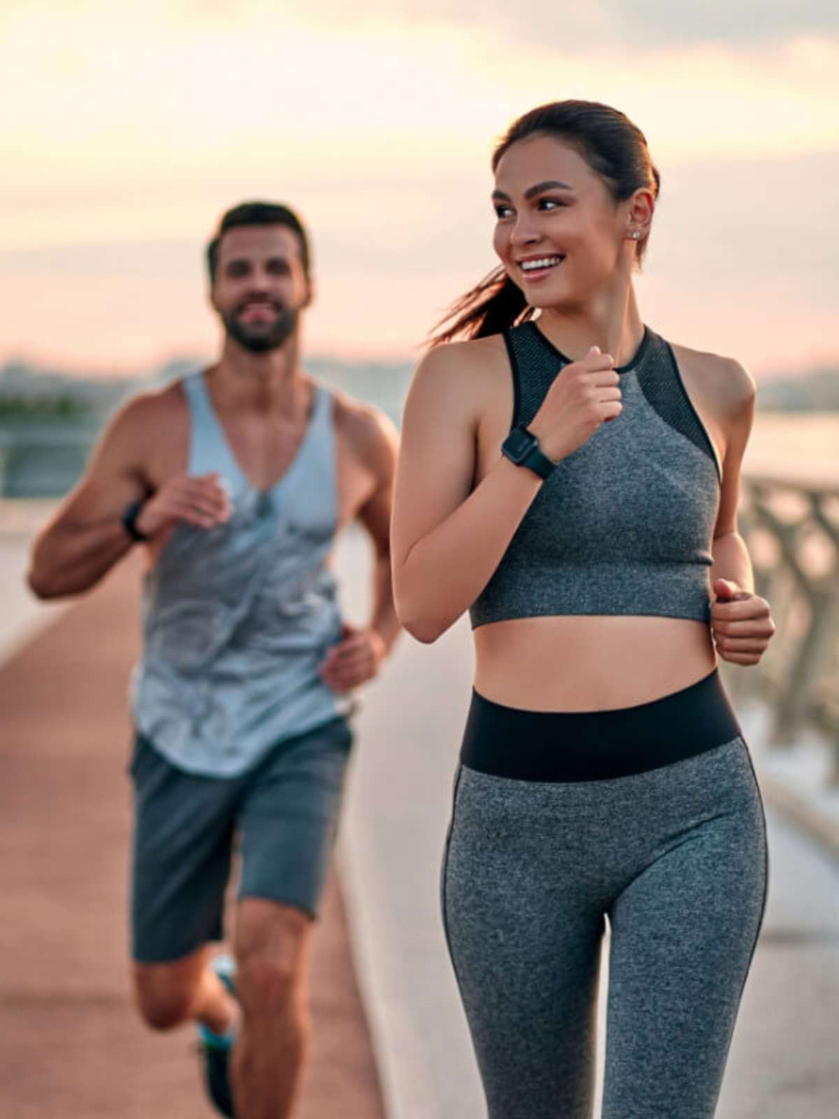 Foto de Casais Ioga Homem E Mulher Fazendo Exercícios No Park e