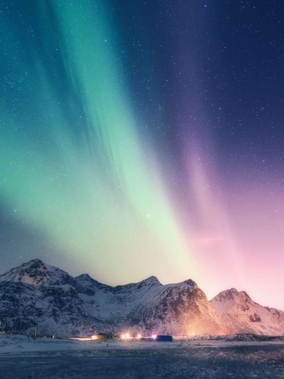 Aurora boreal brilha na Escócia após tempestade solar