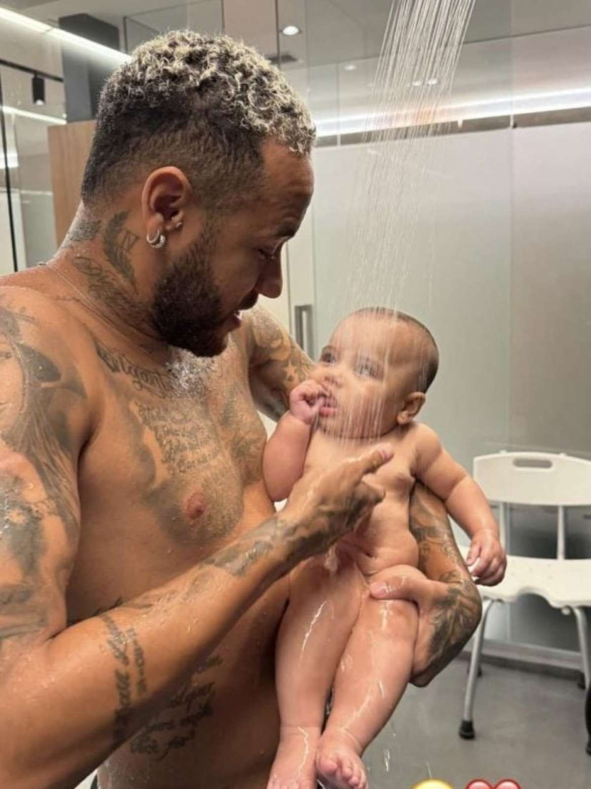 Neymar derrete a web ao mostrar banho com a filha, Mavie