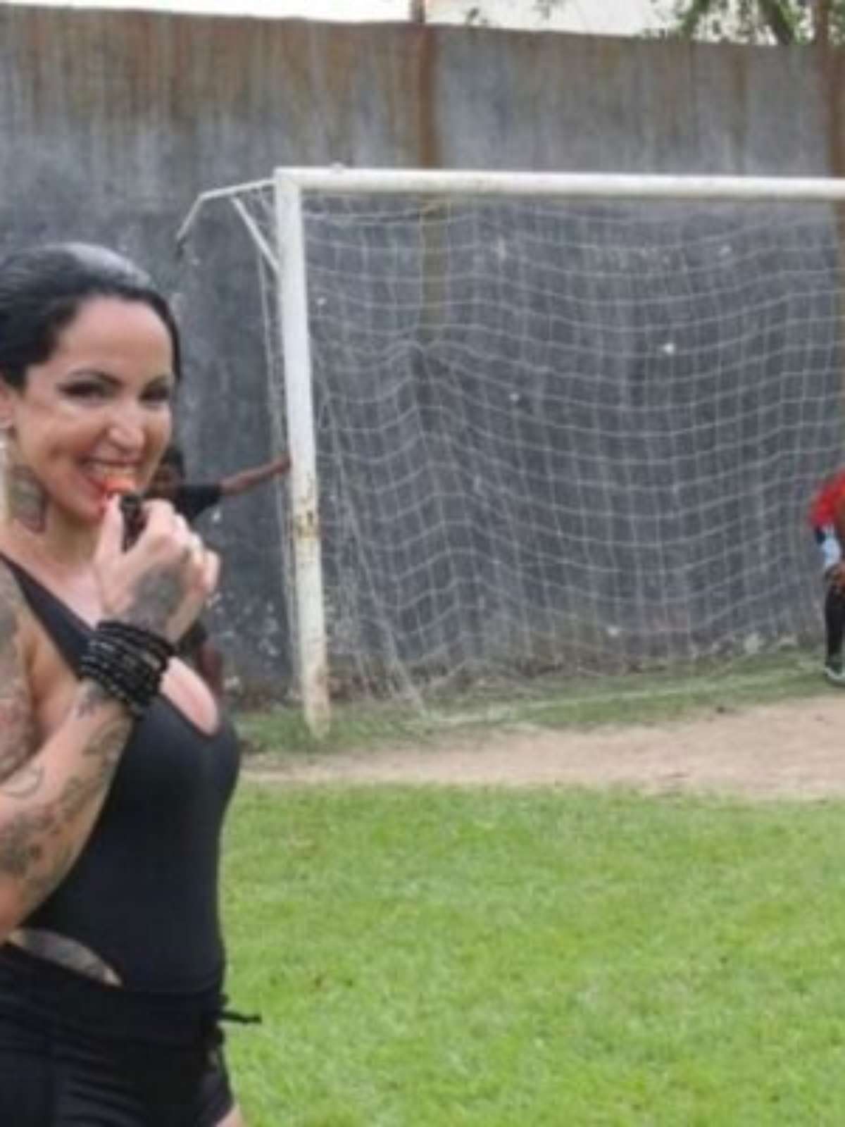 Atriz larga filmes adultos pelo sonho de se tornar árbitra de futebol