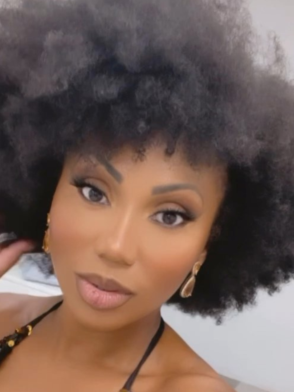 Bailarina negra se manifesta após Ratinho insinuar que seu cabelo era  peruca: “Estou triste”