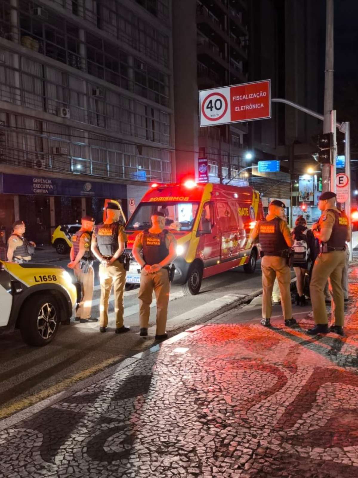 Homem é esfaqueado em suposto assalto na Praça Santos Andrade, no Centro de  Curitiba