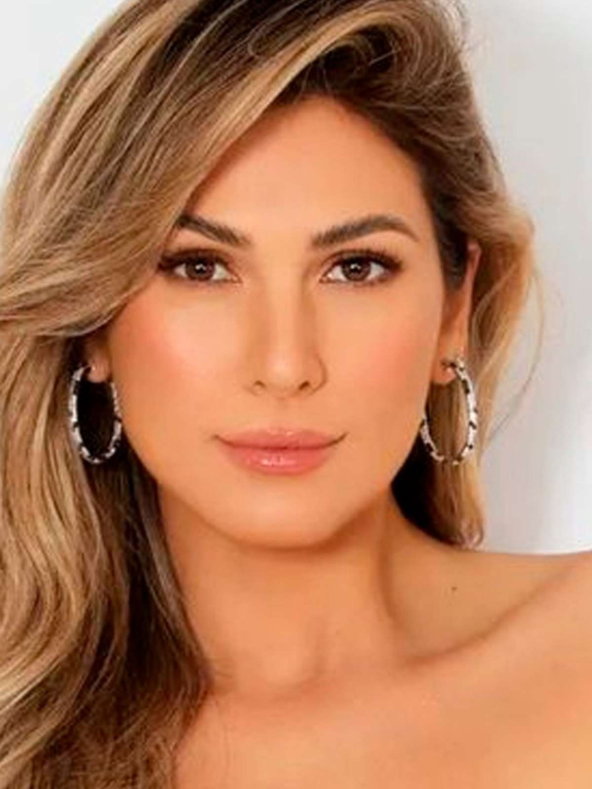 Lívia Andrade rebate críticas ao surgir dançando com namorado milionário:  Sou bonita
