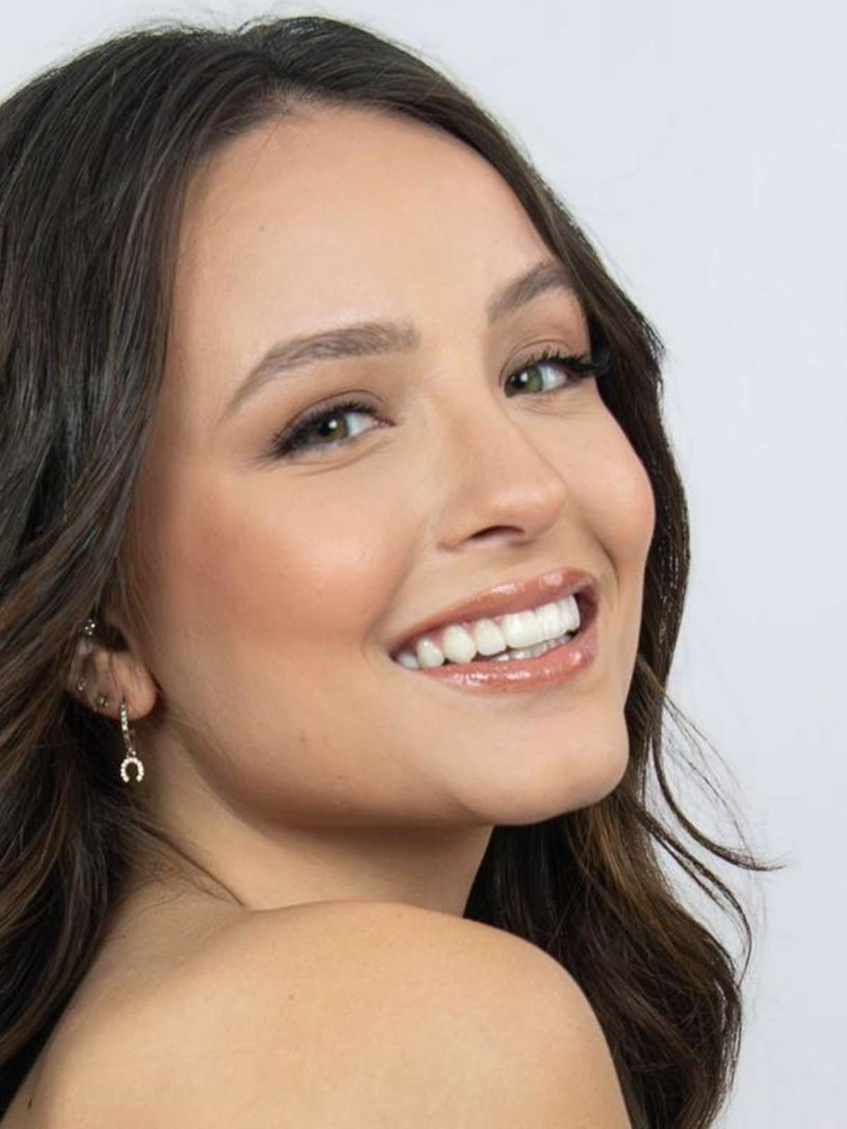 Larissa Manoela exibe fotos da piscina da mansão; saiba como é!