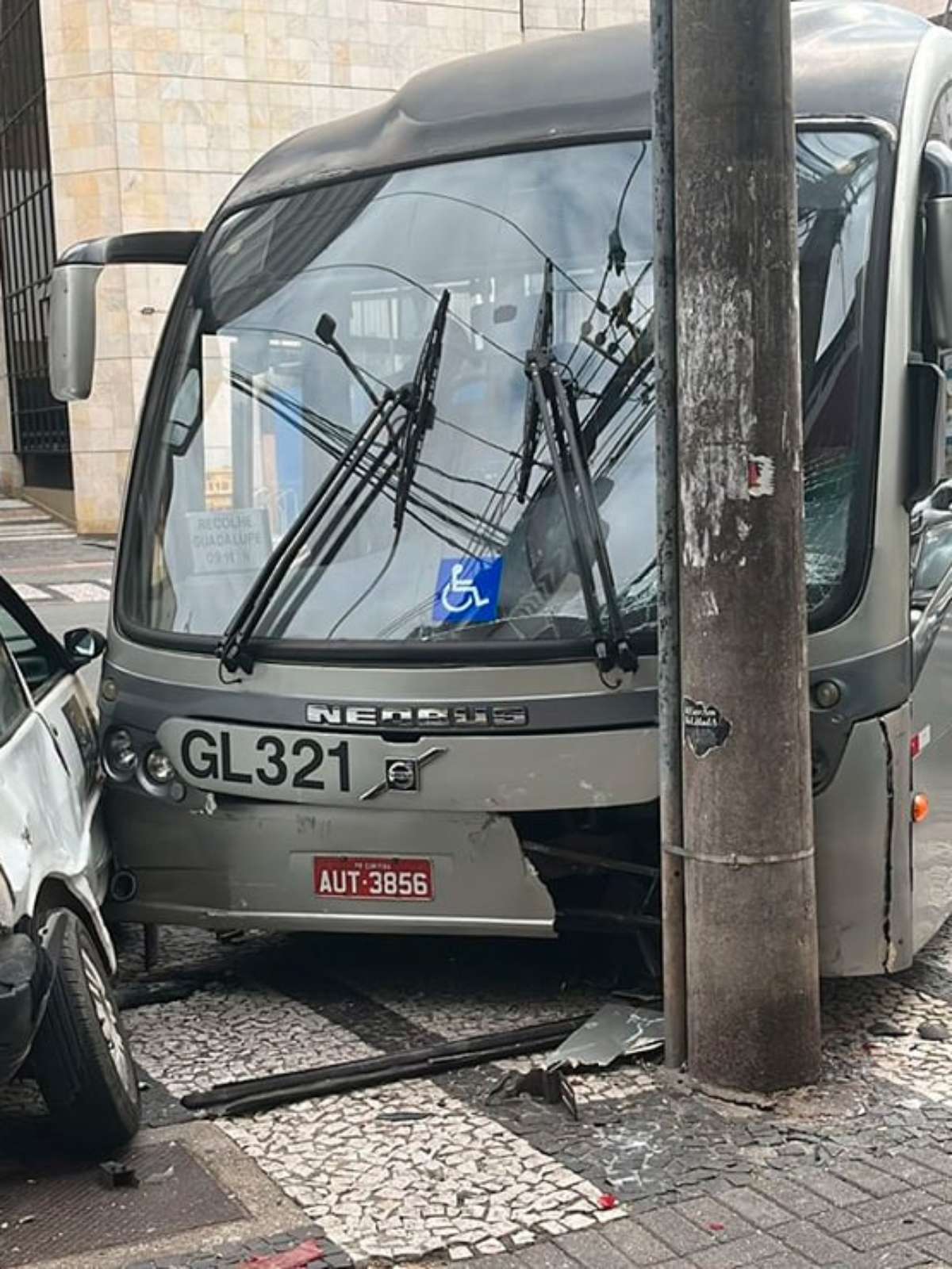 Motorista de ligeirinho sofre mal súbito, atinge veículos estacionados e  bate contra poste no Centro de Curitiba