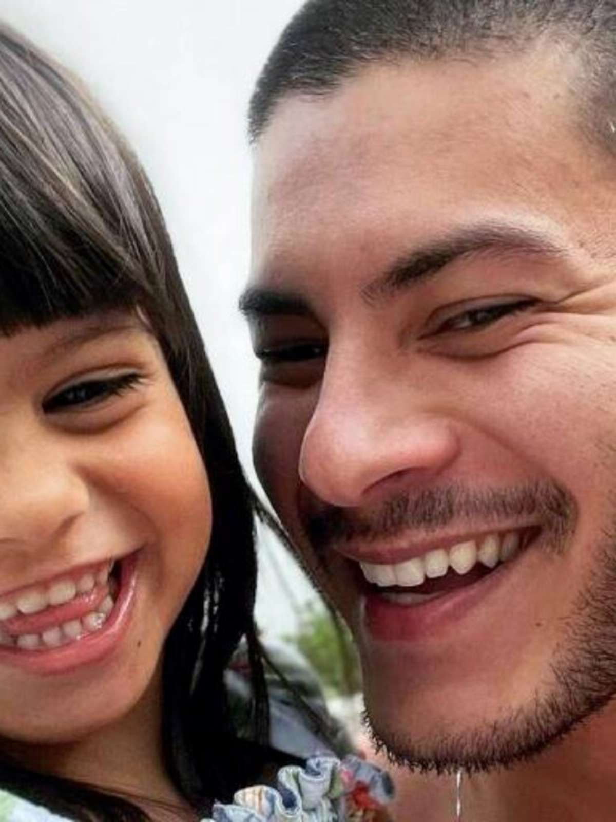 Filha de Arthur Aguiar faz comentário polêmico e ator se desculpa em público