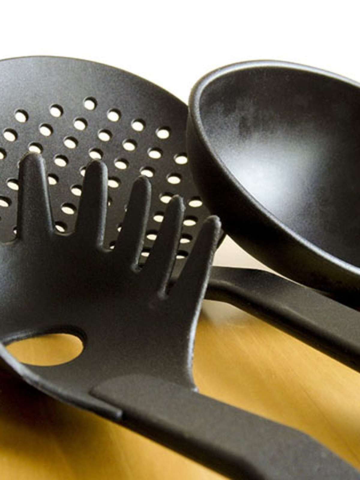 Colheres de cozinha feitas de plstico preto apresentam risco de cncer,  alerta estudo