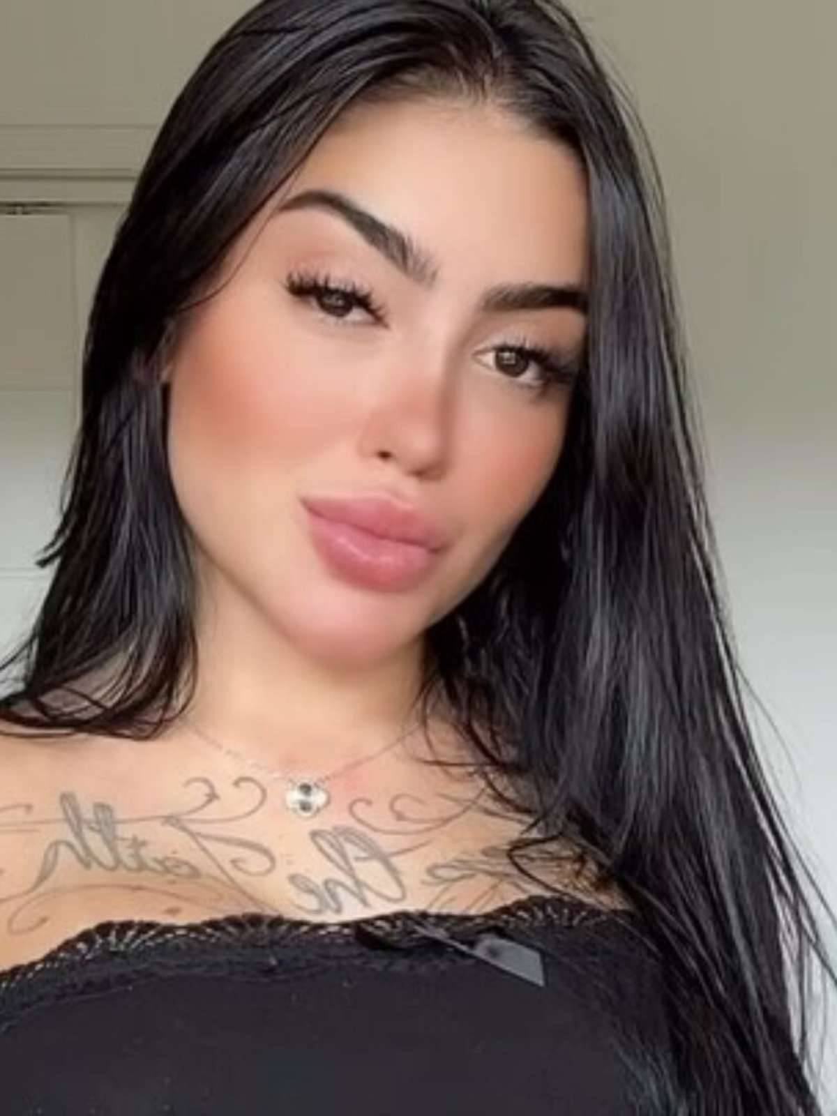 Casada, MC Mirella beija famosa em festa; veja vídeo