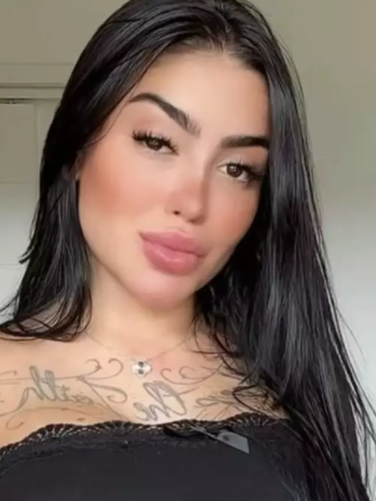 Família não aceita! MC Mirella enfrenta críticas por produzir conteúdo  adulto