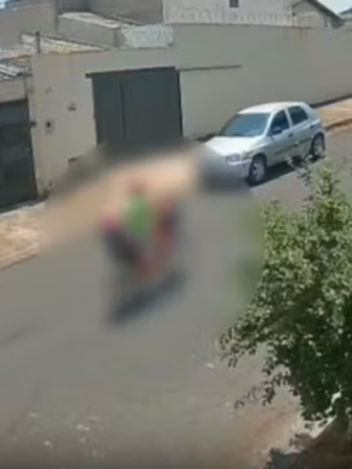 Tragédia! Babá e criança de 4 anos são atropelados por ônibus; menino não resistiu