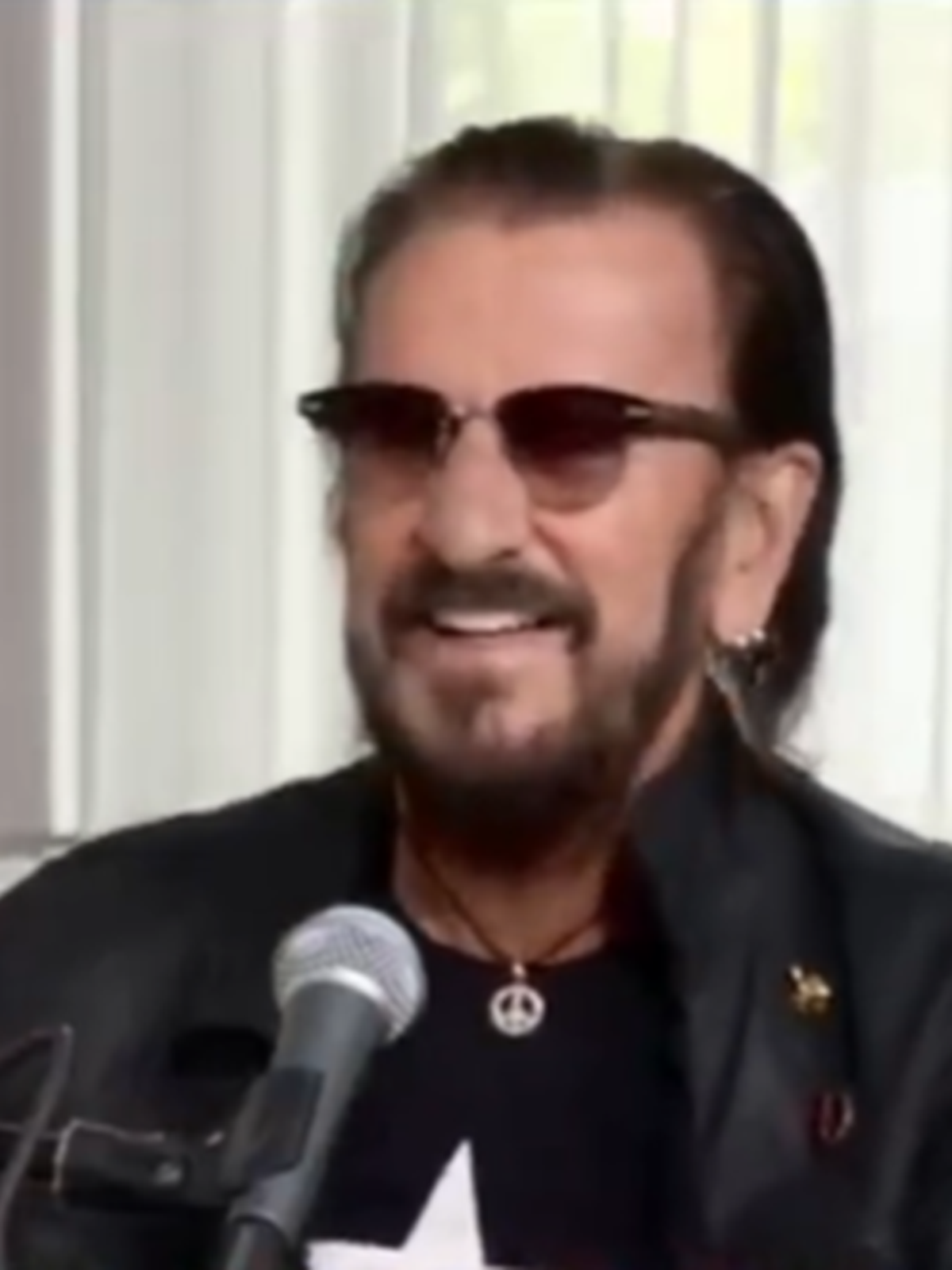Ringo Starr revela a reação de John Lennon ao ouvir a bateria de