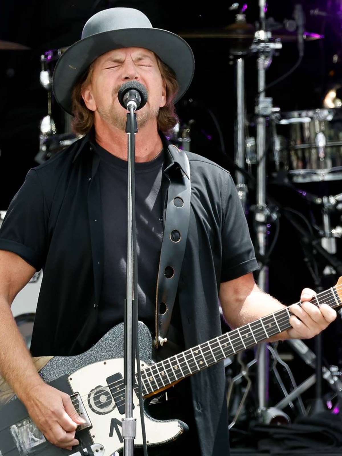 Eddie Vedder toca música inédita em inauguração do Obama Center
