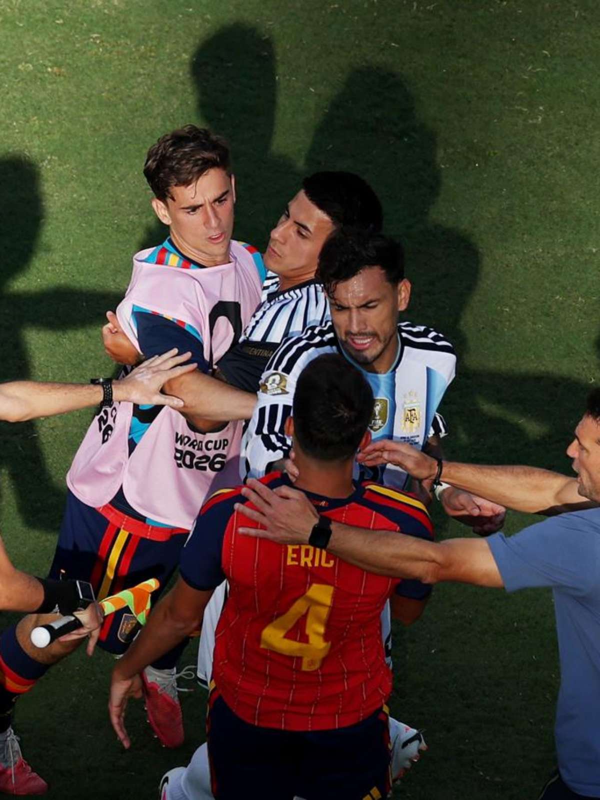Paredes se envolve em briga após vice da Argentina e é expulso; confira