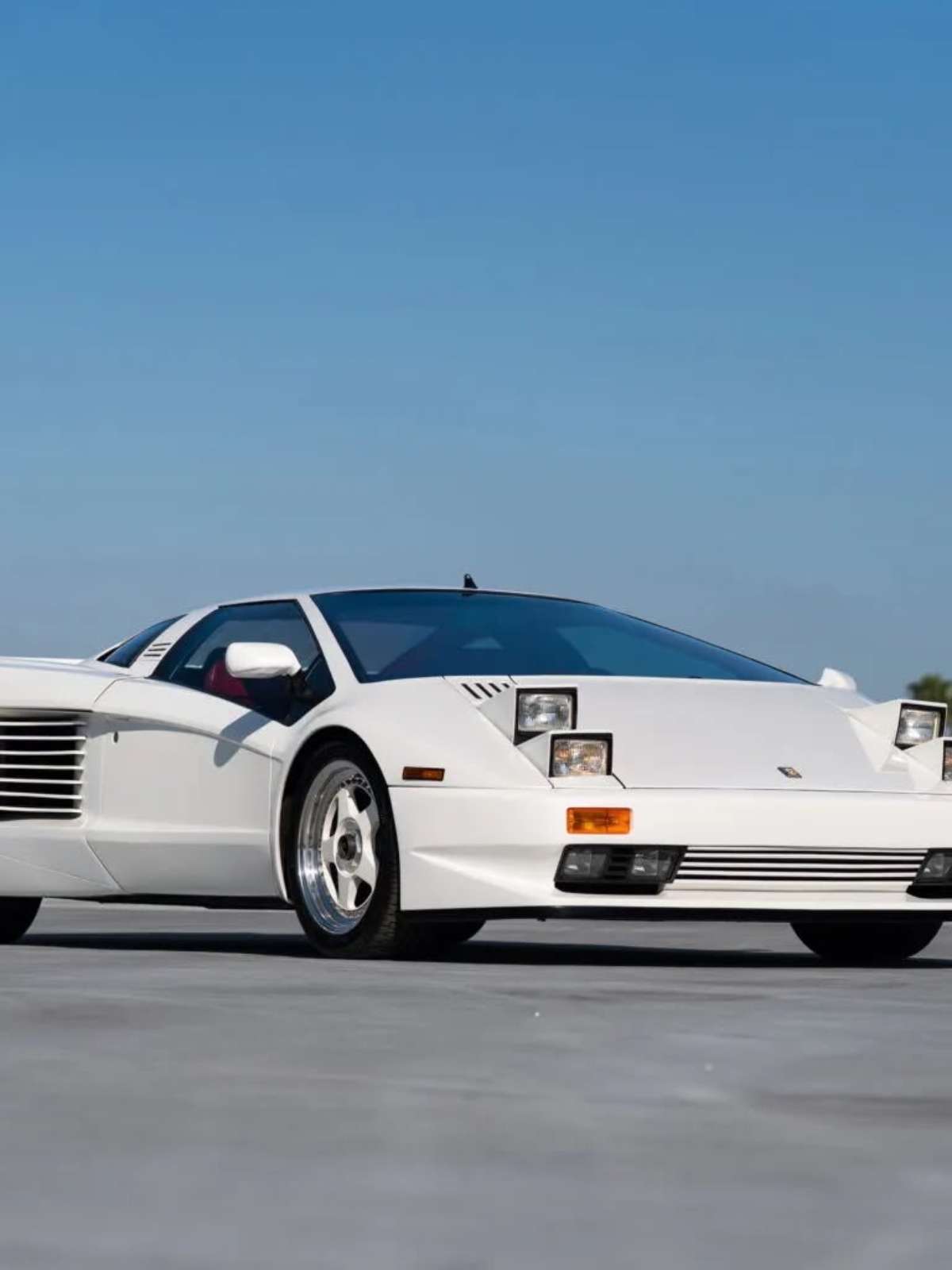 Supercarro rejeitado pela Lamborghini vai a leilão com motor V16 e