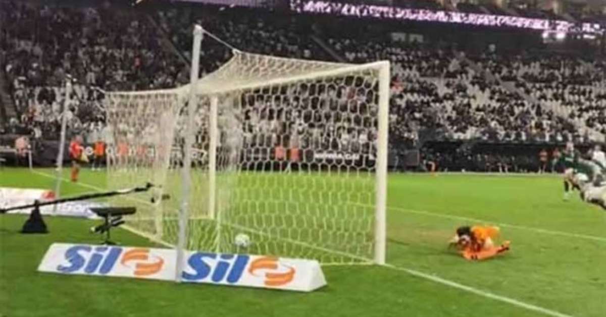 Mosquito marca no último minuto e Corinthians arranca empate com