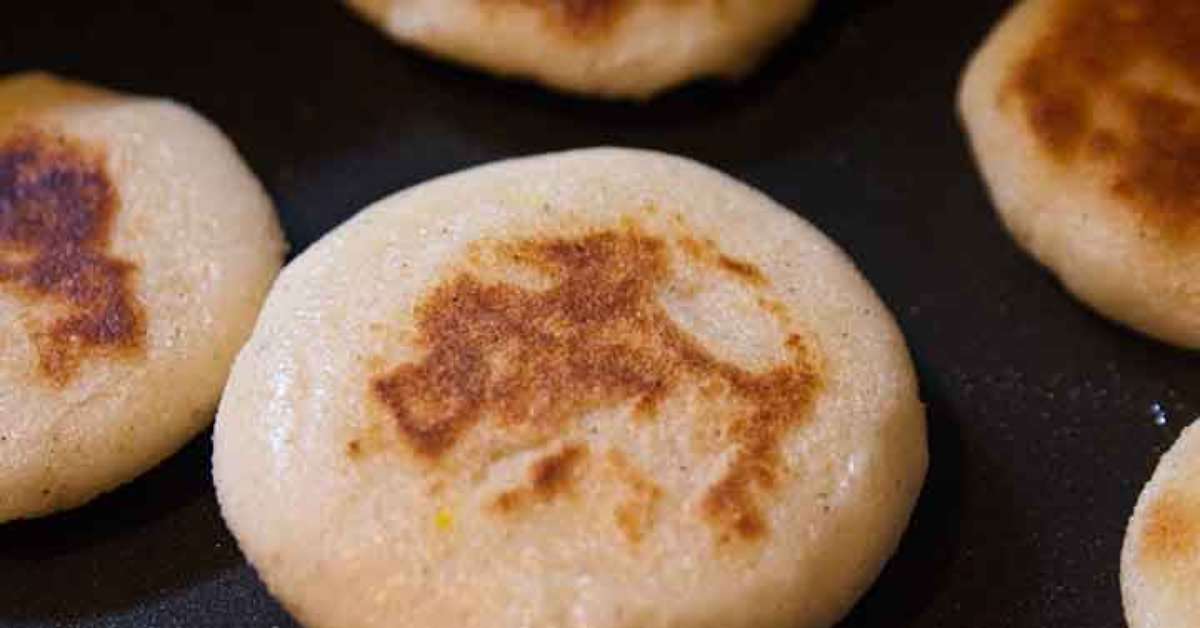 Arepa: simplicidade, tradição e sabor em um prato popular de países da ...