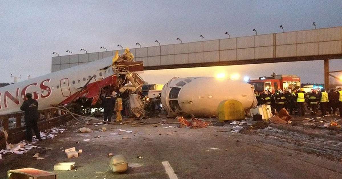 Queda de avião causa 4 mortes em aeroporto perto de Moscou