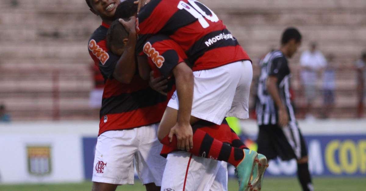 Flamengo supera briga e aplica maior goleada; Vasco vence