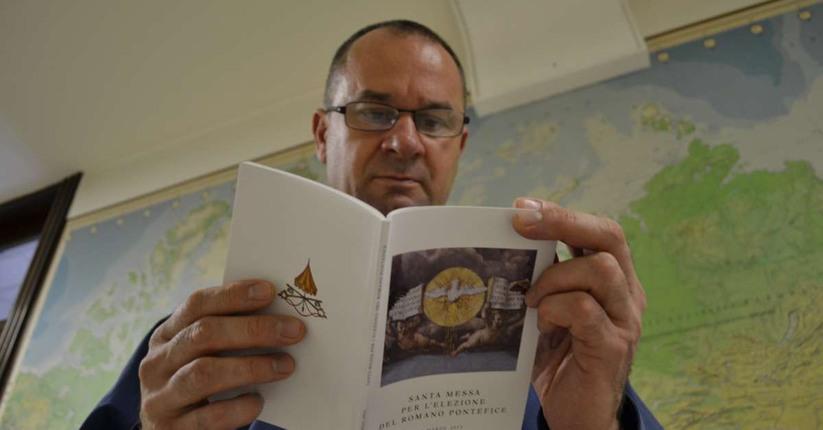 Jornalista brasileiro fará leitura durante última missa antes de Conclave